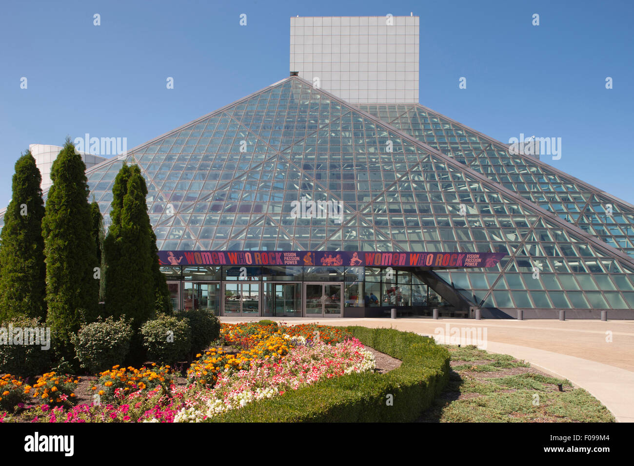 ROCK AND ROLL HALL OF FAME (©I M PEI 1995) WATERFRONT DOWNTOWN CLEVELAND OHIO USA Stock Photo