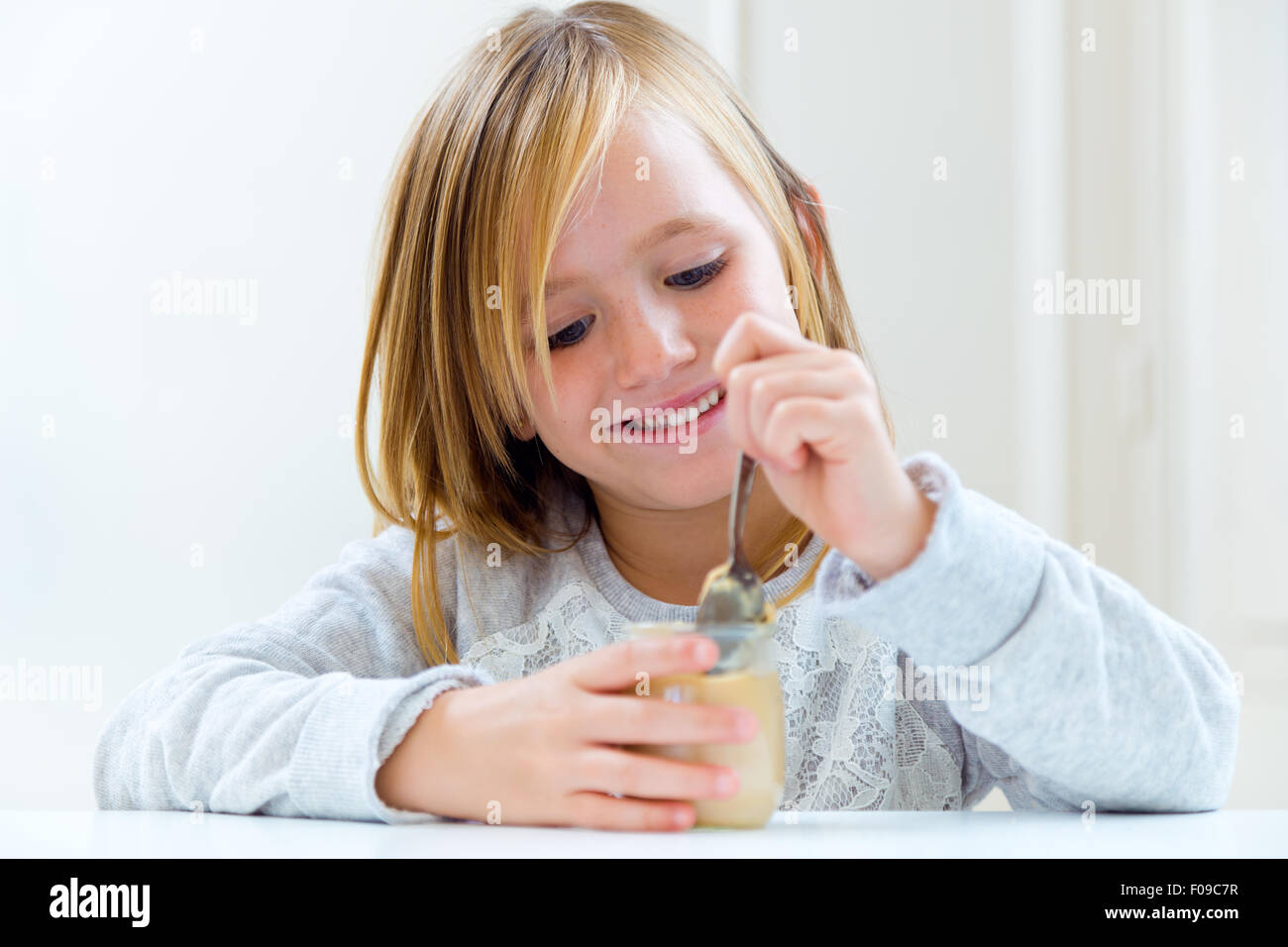 маленькая девочка пьет сперму фото 14