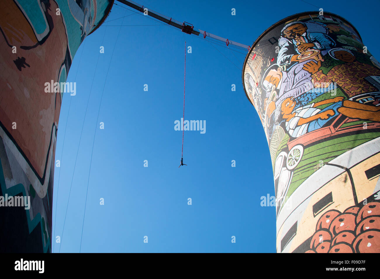 Guy bungee jumping from the Orlando Towers in Soweto Stock Photo Alamy
