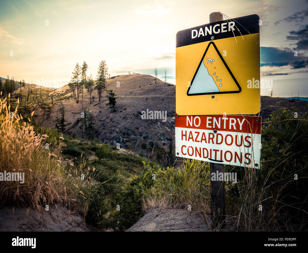 A Danger Sign On The Edge Of Cliff On A Hiking Trail Stock Photo Alamy