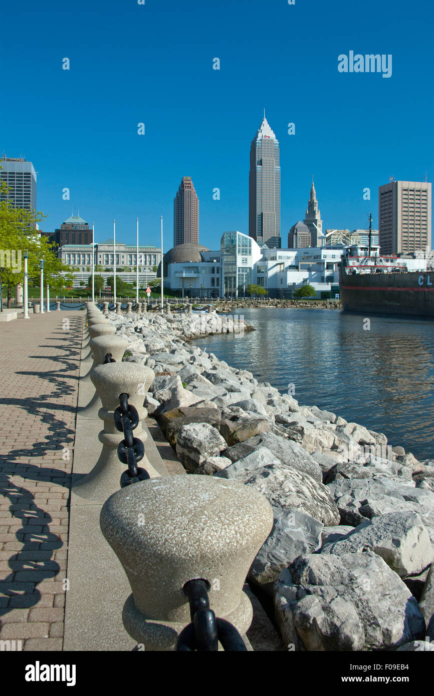 WATERFRONT KEY BANK TOWER (©CESAR PELLI 1991) GREAT LAKES SCIENCE CENTER DOWNTOWN CLEVELAND SKYLINE OHIO USA Stock Photo