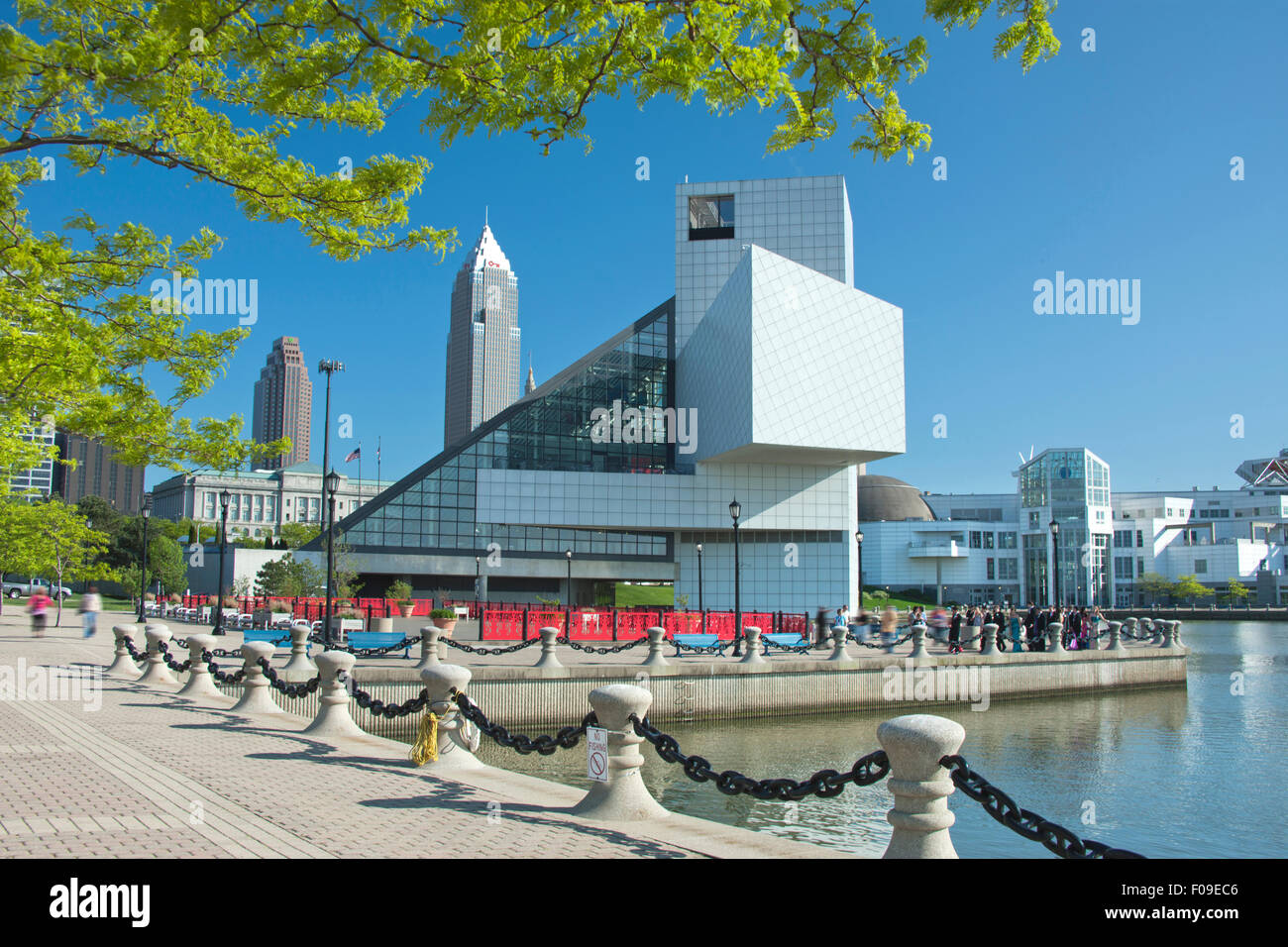 ROCK AND ROLL HALL OF FAME (©I M PEI 1995) DOWNTOWN CLEVELAND SKYLINE OHIO USA Stock Photo