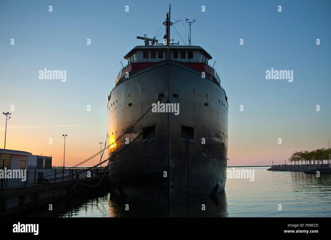 STEAMSHIP WILLIAM G. MATHER LAKE FREIGHTER MUSEUM WATERFRONT QUAY DOWNTOWN CLEVELAND OHIO USA Stock Photo