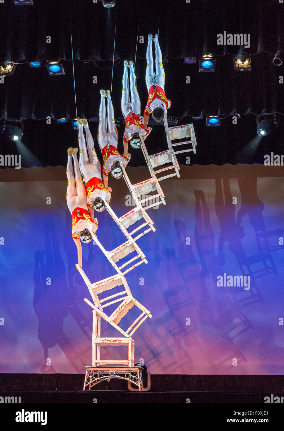 chinese acrobats on tour