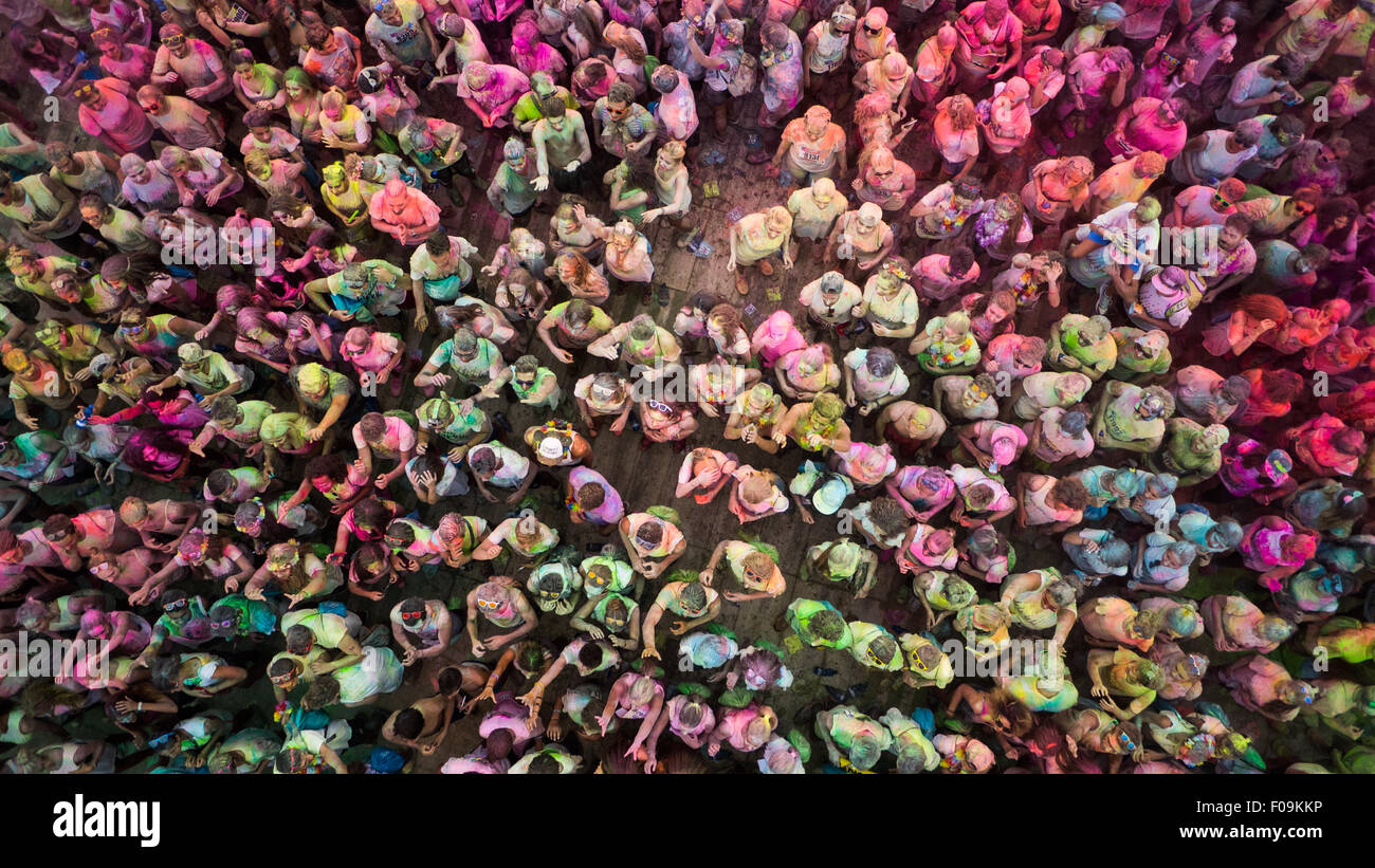 Versilia, Tuscany. 09th Aug, 2015. Color run is a small run with lot of color and fun, people throw colored powders while running. The event is not agonistic but made for fun and takes place in Lido di camiore, Versilia, Tucany Credit:  JBphotoeditorial/Alamy Live News Stock Photo