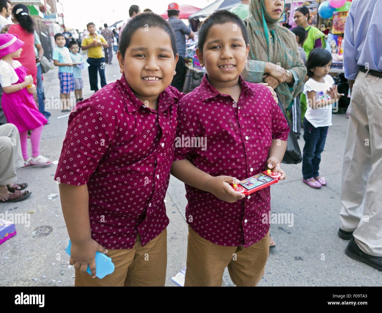 Identical Twins Children High Resolution Stock Photography And Images Alamy