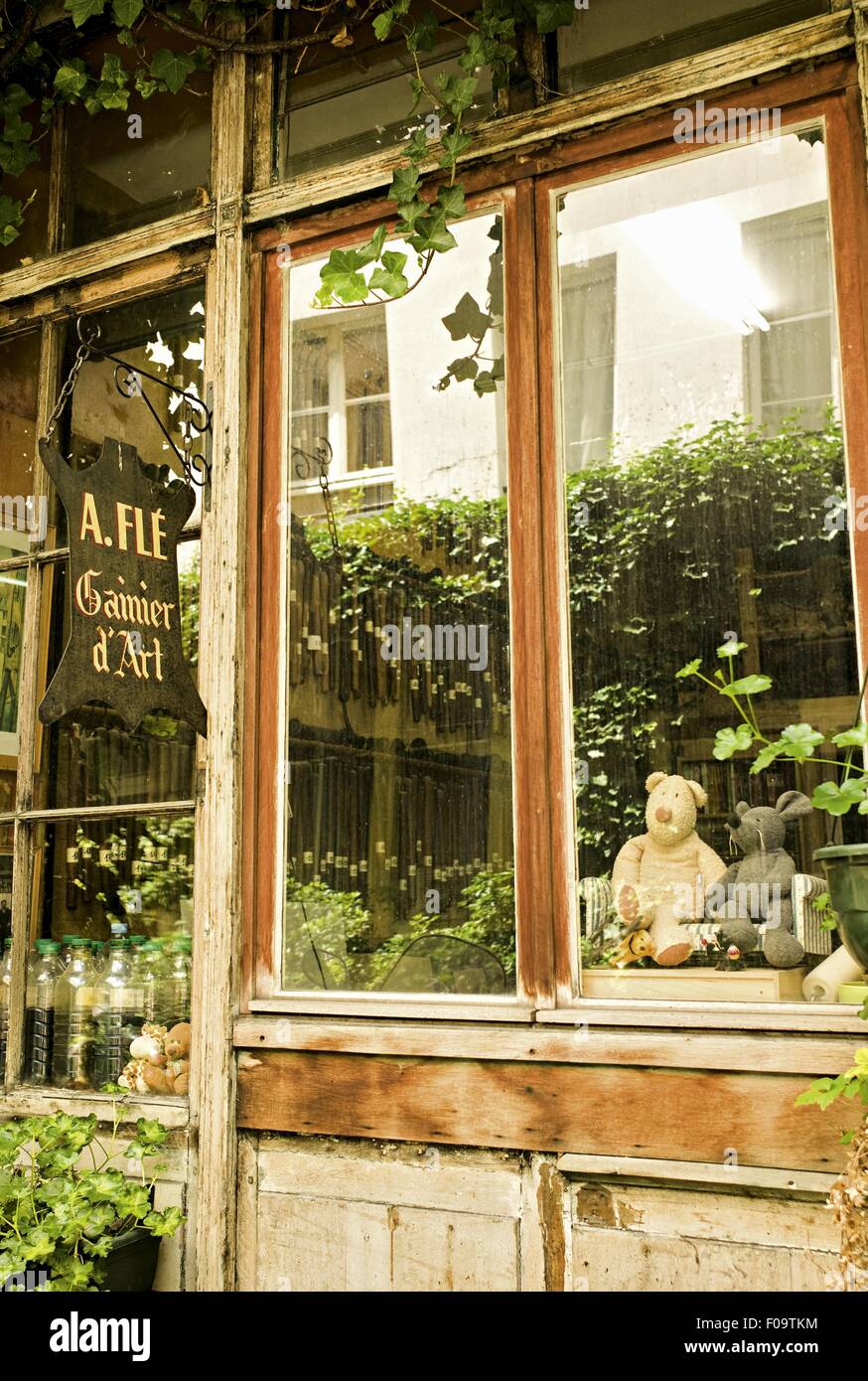 Lhomme Gainier d'Art window in Paris Stock Photo
