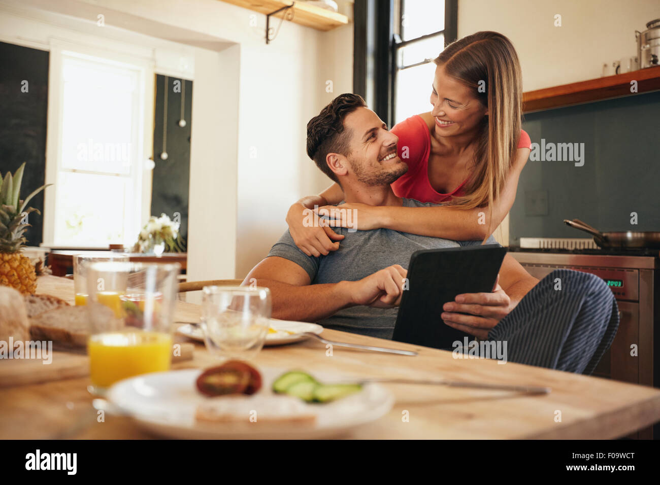 парень с повязкой на глазах. как сделать приятное мужчине фото. фото как девушка делает приятное мужчине. приятное мужику. приятное мужику.