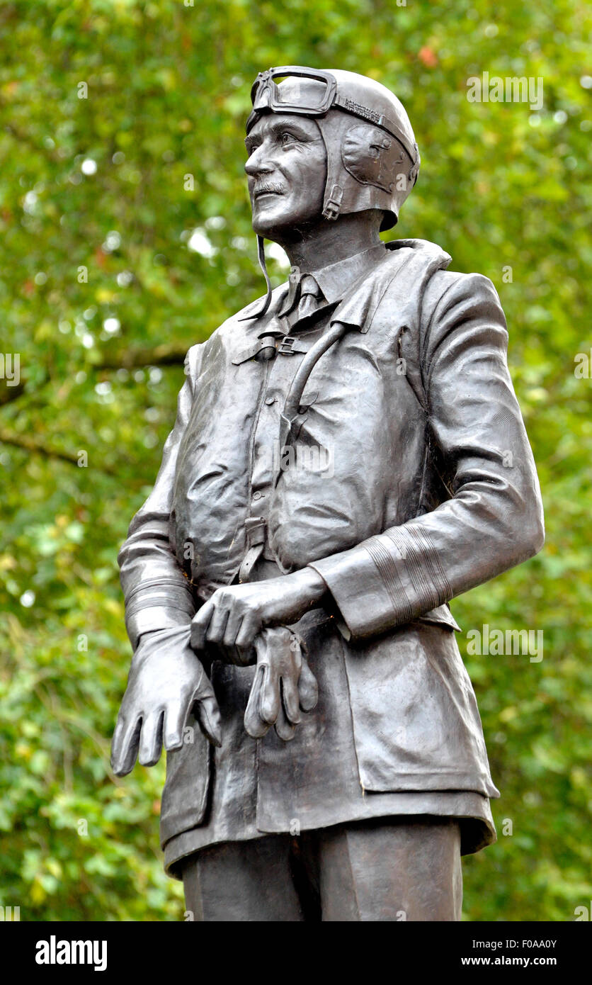 London, England, UK. Statue (2010; Les Johnson) of Sir Keith Park (1892-1975; RAF commander) in Waterloo Place Stock Photo
