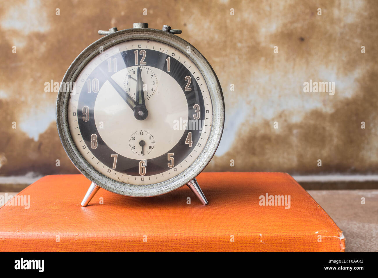Old books vintage clock hi-res stock photography and images - Alamy