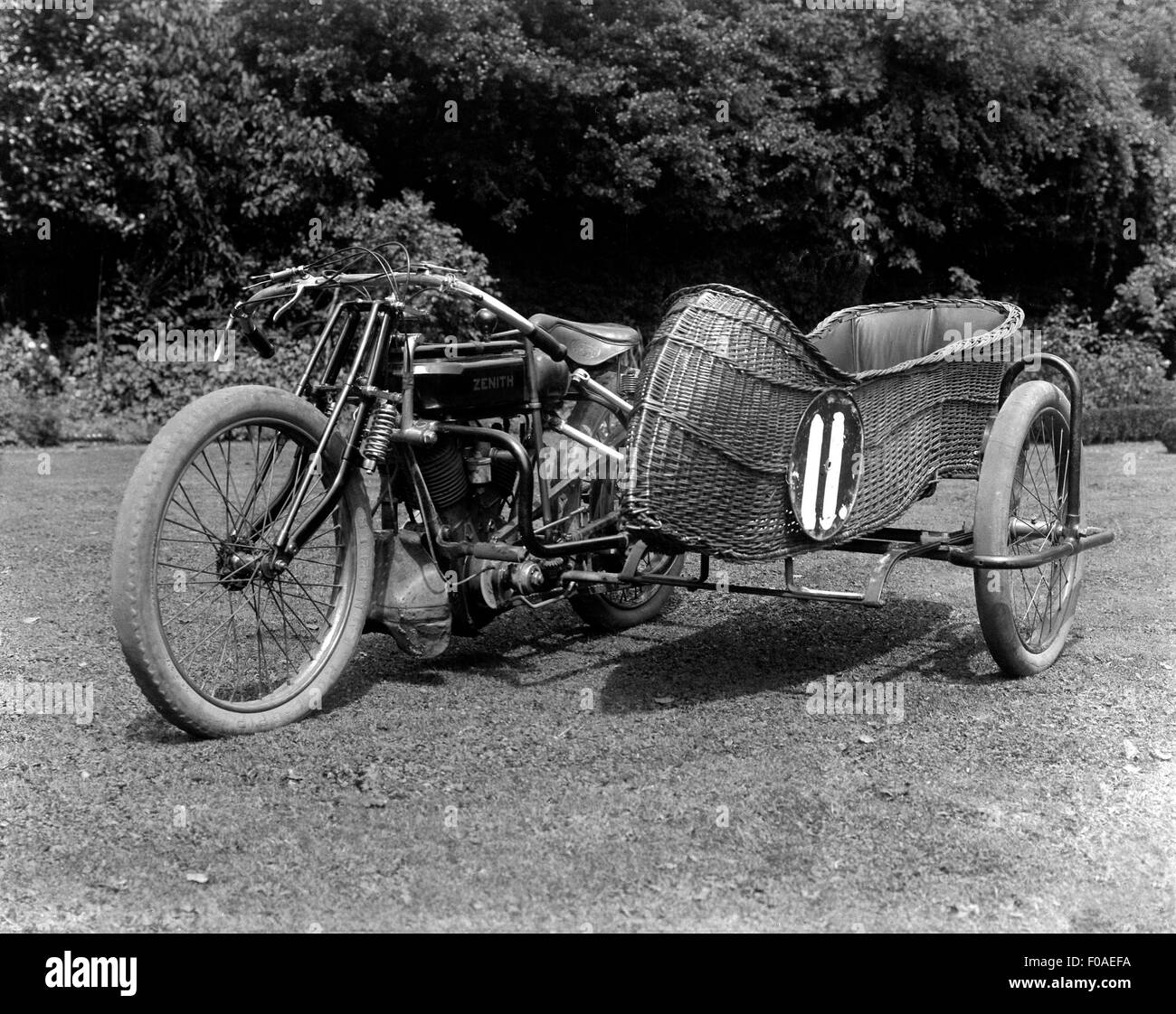 AJAXNETPHOTO - 1908-1914;1911 (APPROX) - EDWARDIAN MOTORCYCLE - ZENITH WITH WICKER BASKET SIDECAR. PHOTO:AJAX VINTAGE PICTURE LIBRARY REF:JB 2 80201 47 Stock Photo
