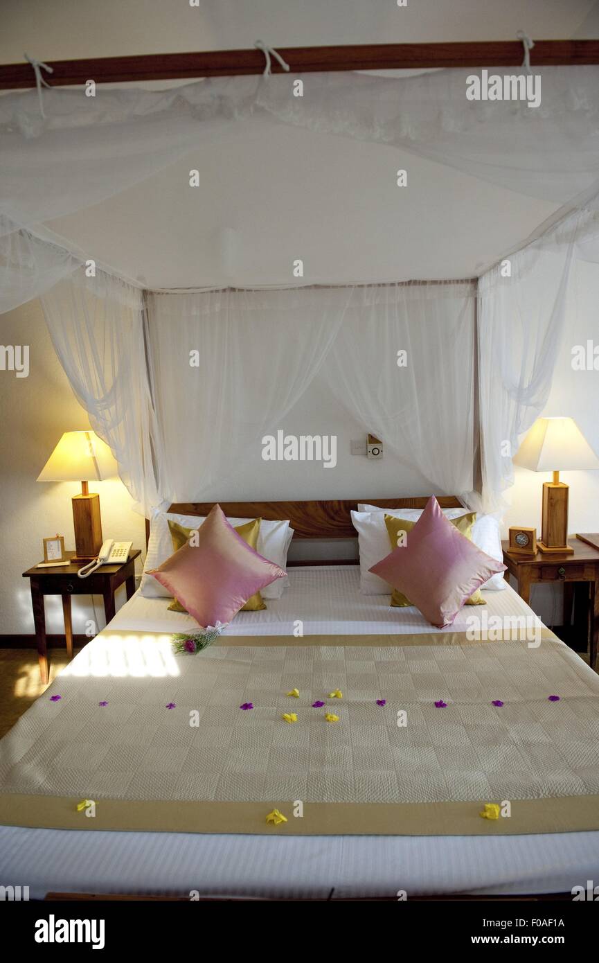 Bedroom with four poster bed in Barberyn Reef Ayurveda Resort, Weligama