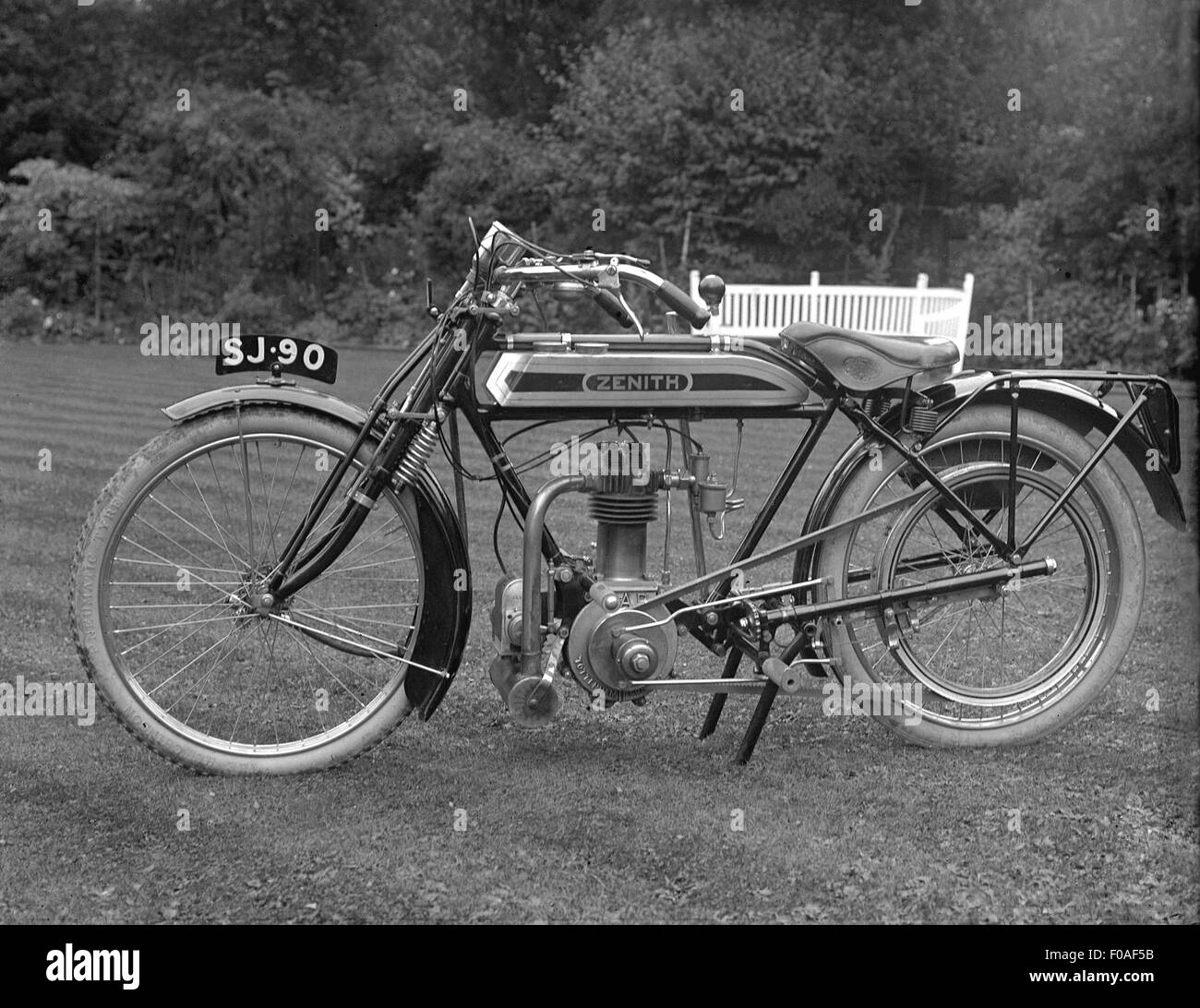 AJAXNETPHOTO - 1908-1914;1911 (APPROX) - EDWARDIAN MOTORCYCLE - ZENITH, ENGINE BY JAP, PNEUMATIC TYRES BY HUTCHINSON. PHOTO:AJAX VINTAGE PICTURE LIBRARY REF:JB 2 80201 51 Stock Photo