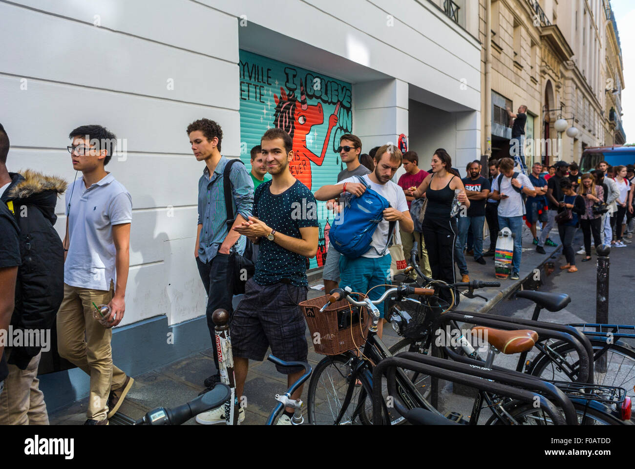 Paris, France, Queuing, Teens Lining up, outside Colette Concept Fashion  Store for Buying New Chinese Phone, "One Plus Two", Crowd TEENS Waiting on  Street Stock Photo - Alamy