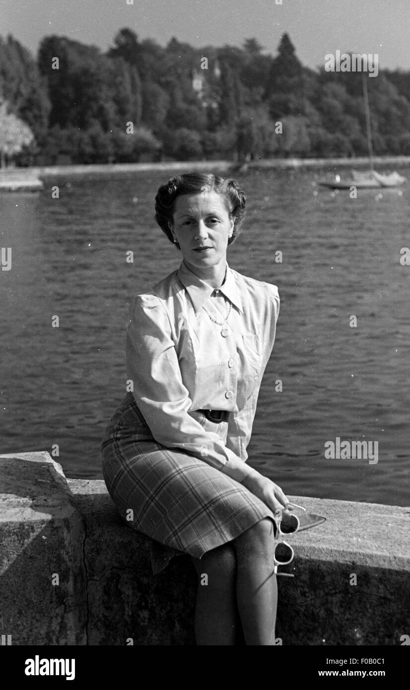 1940s woman hi-res stock photography and images - Alamy