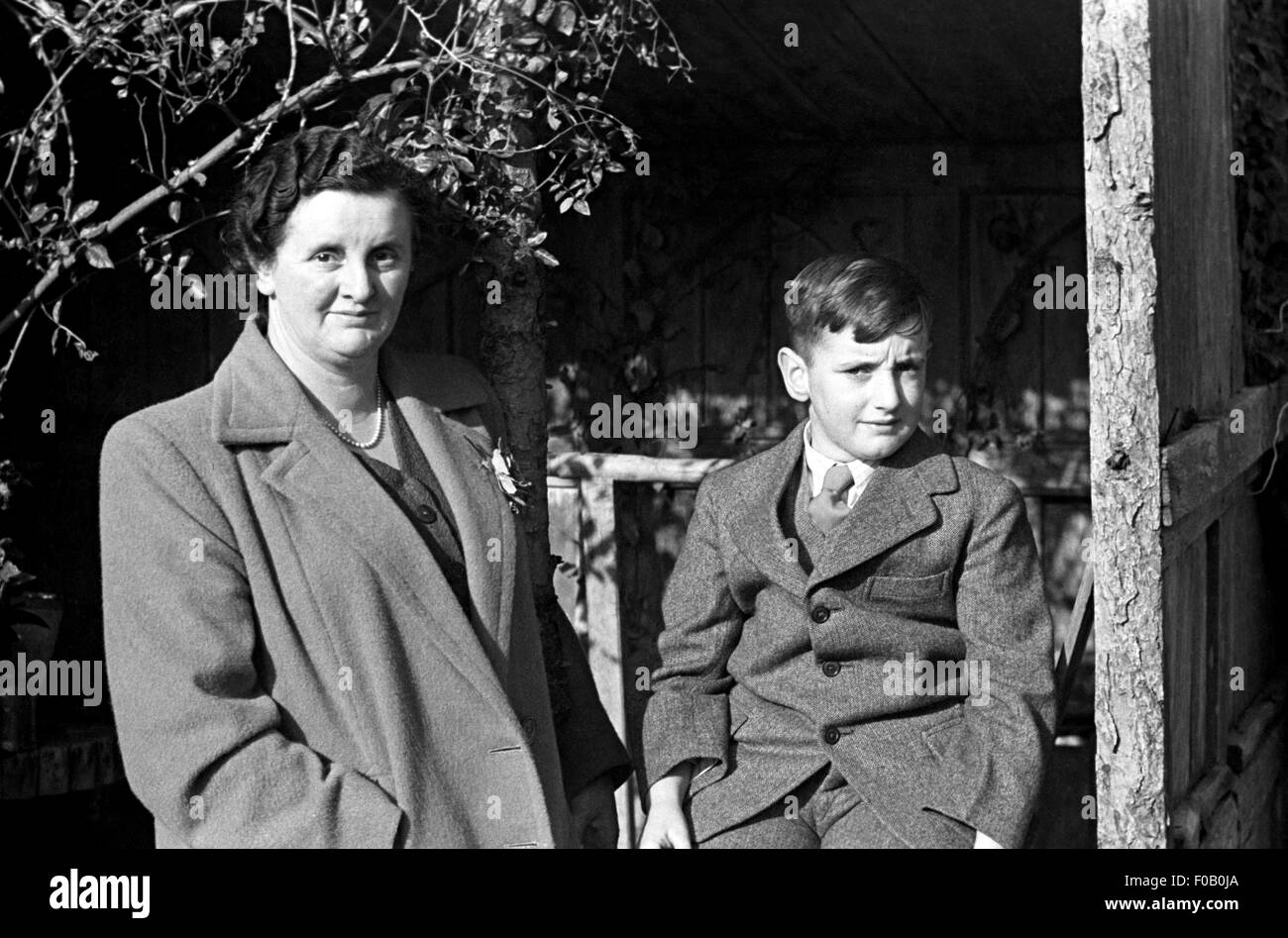 Woman son 1940s hi-res stock photography and images - Alamy