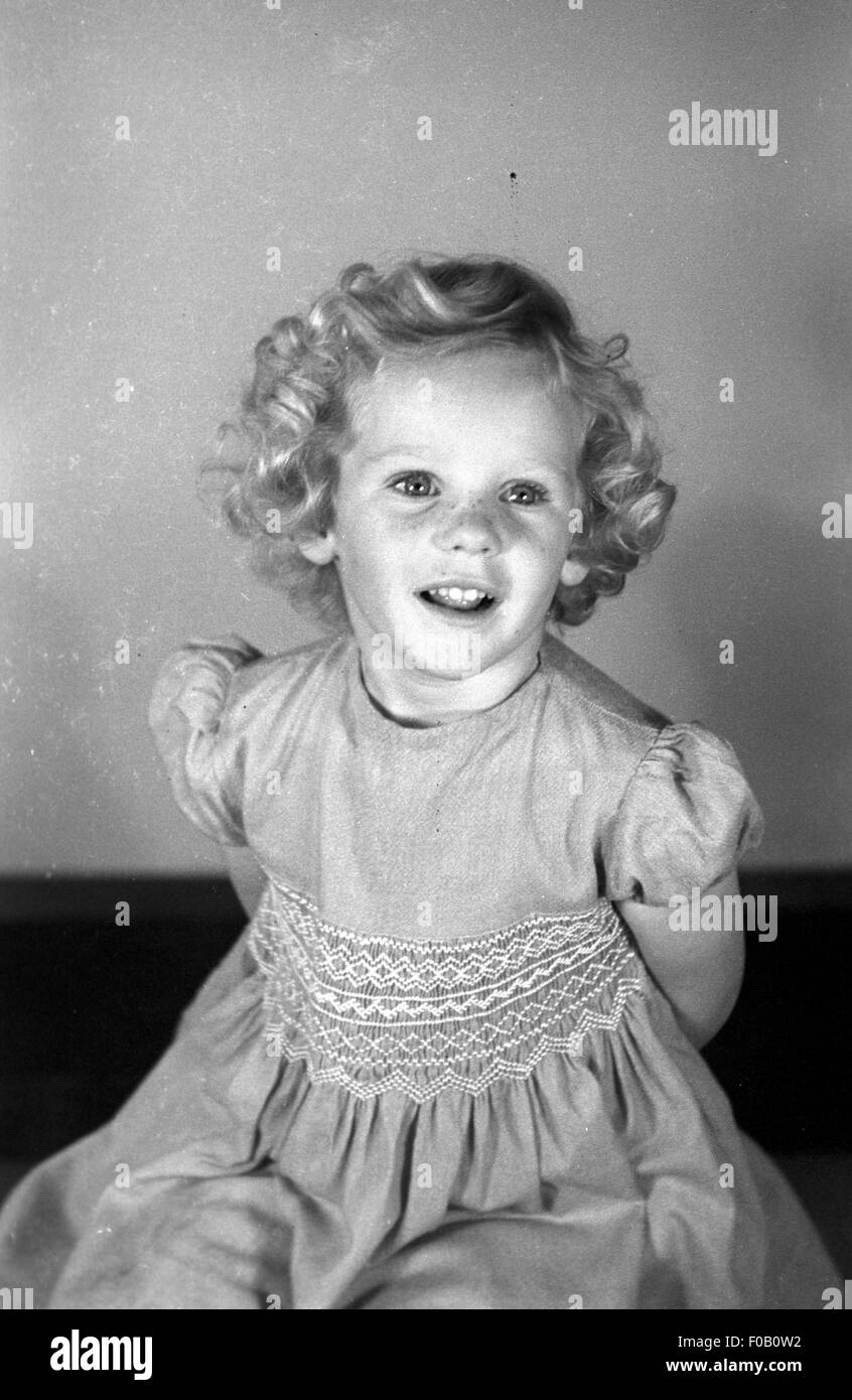 Curly hair vintage girl retro 1940s hi-res stock photography and images -  Alamy
