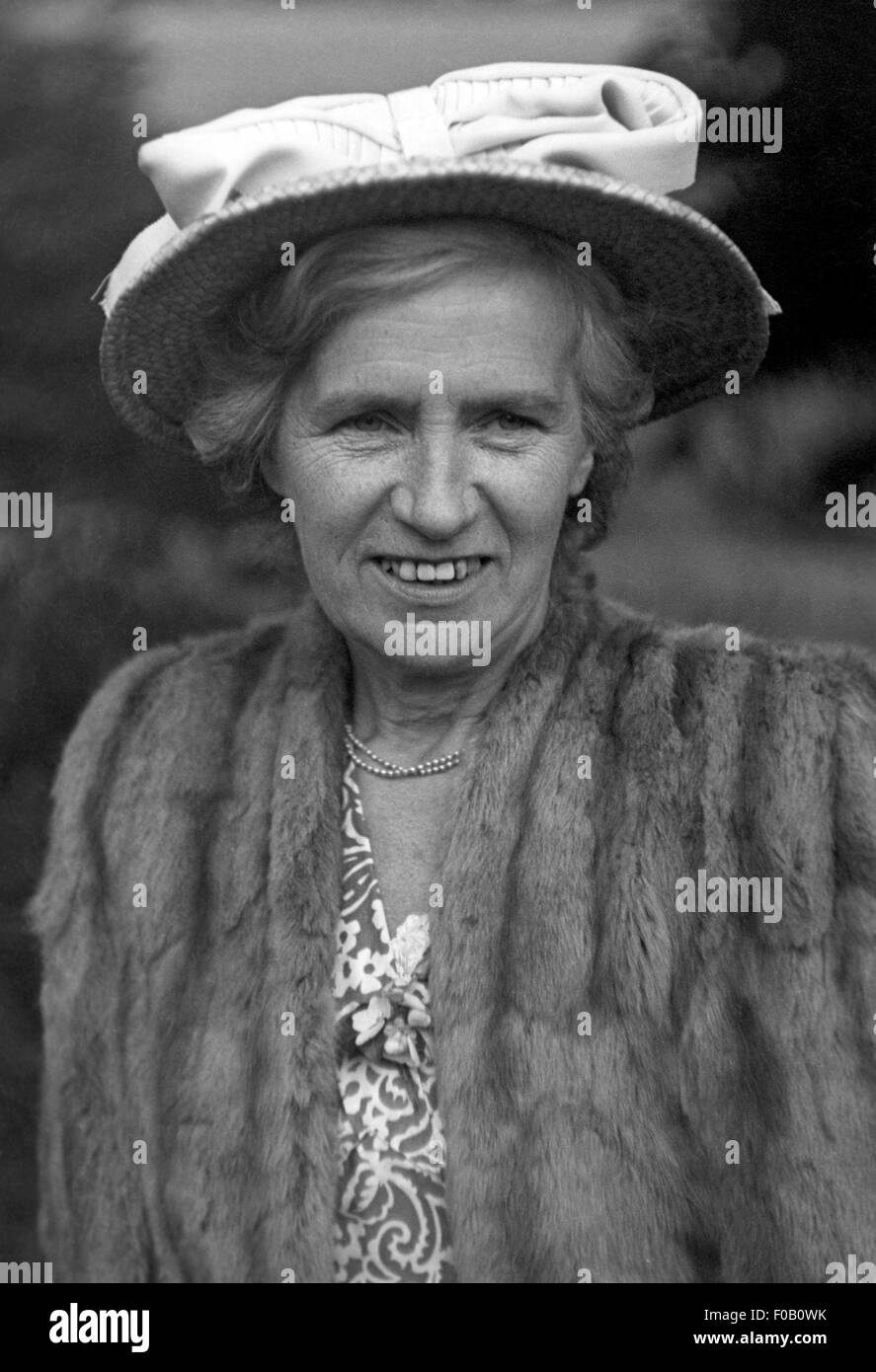 Portrait standing woman hat Black and White Stock Photos & Images - Alamy