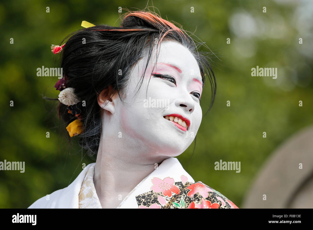 Dancer at the Edinburgh Fringe festival in traditional Japanese costume while performing outdoors at The mound, Edinburgh, Stock Photo