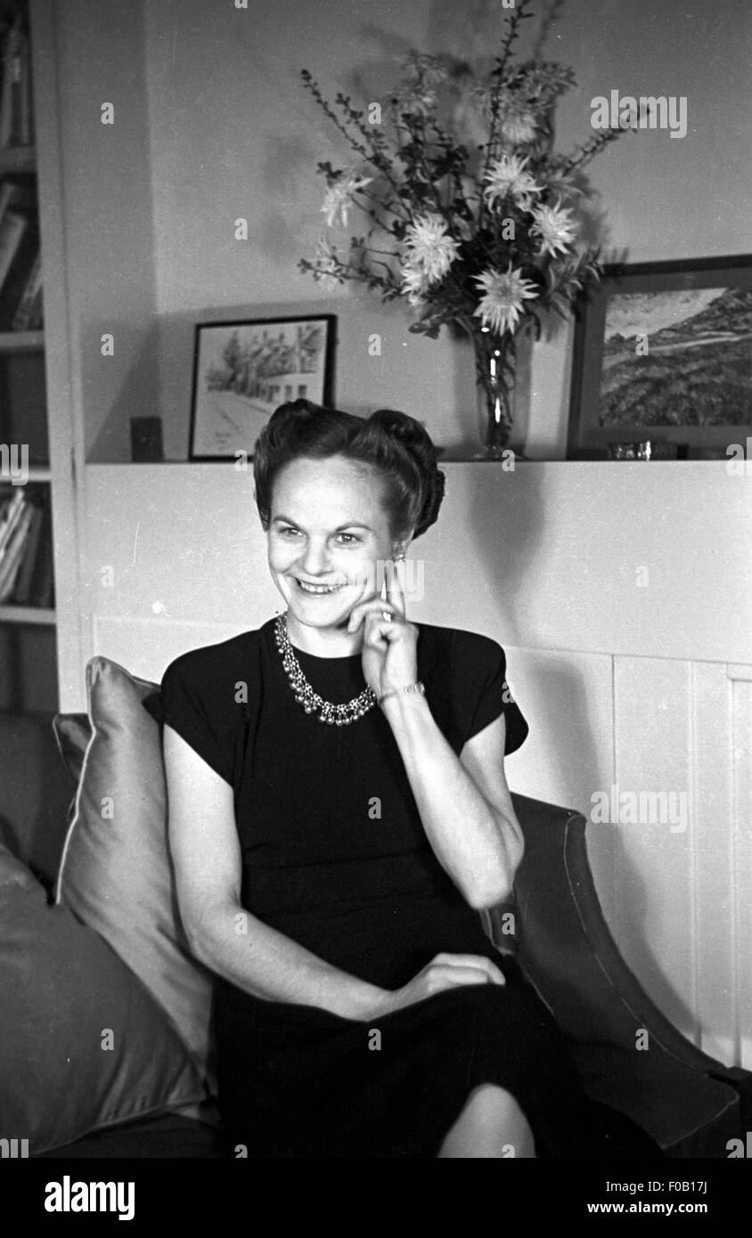 Vintage woman 1940s on sofa hi-res stock photography and images - Alamy