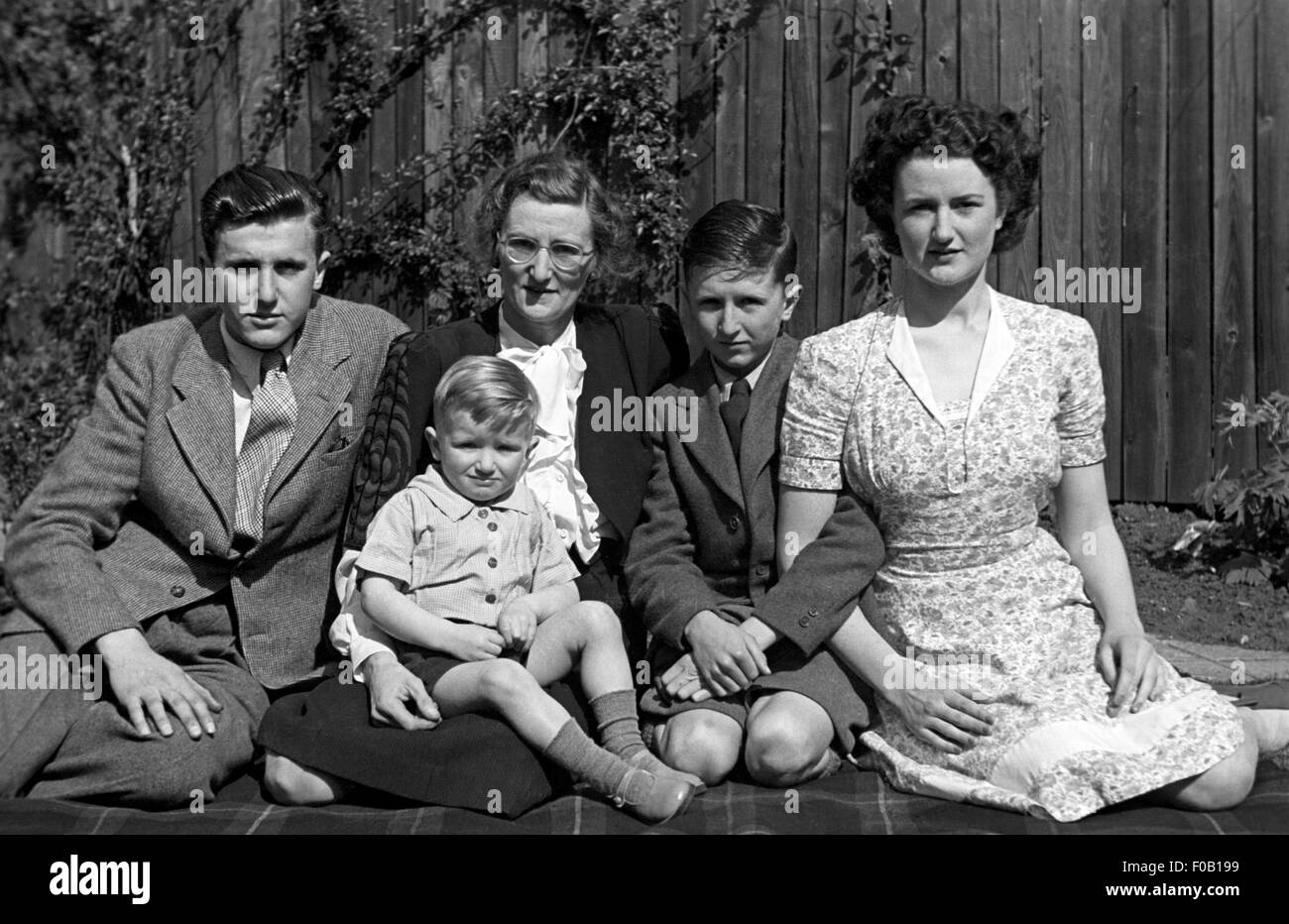 1940s family portrait 2 boys hi-res stock photography and images - Alamy