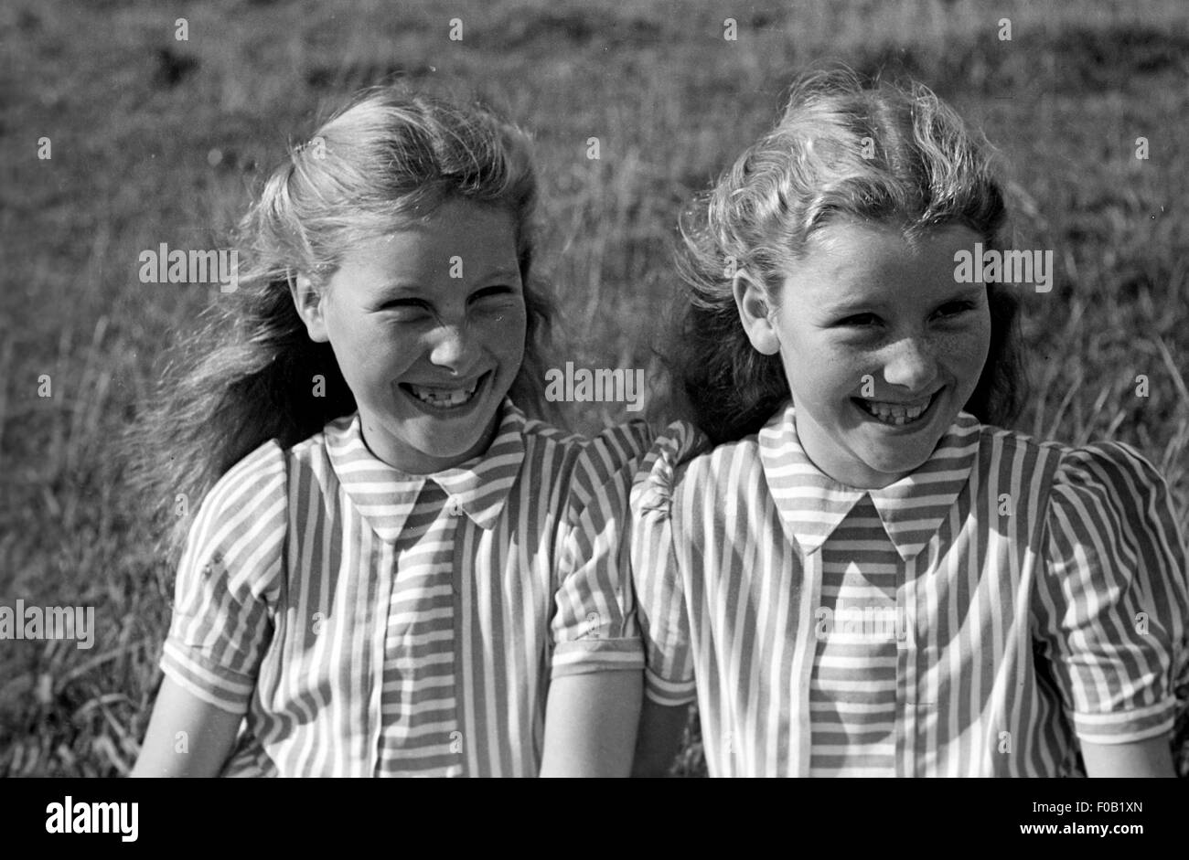 Portrait of twin sisters Stock Photo - Alamy