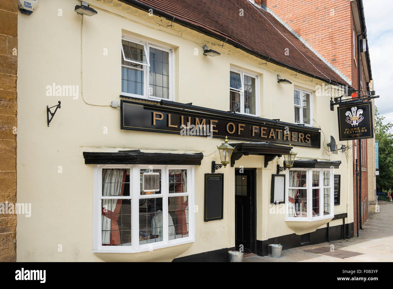 17th Century Plume of Feathers Pub, Market Square, Daventry, Northamptonshire, England, United Kingdom Stock Photo