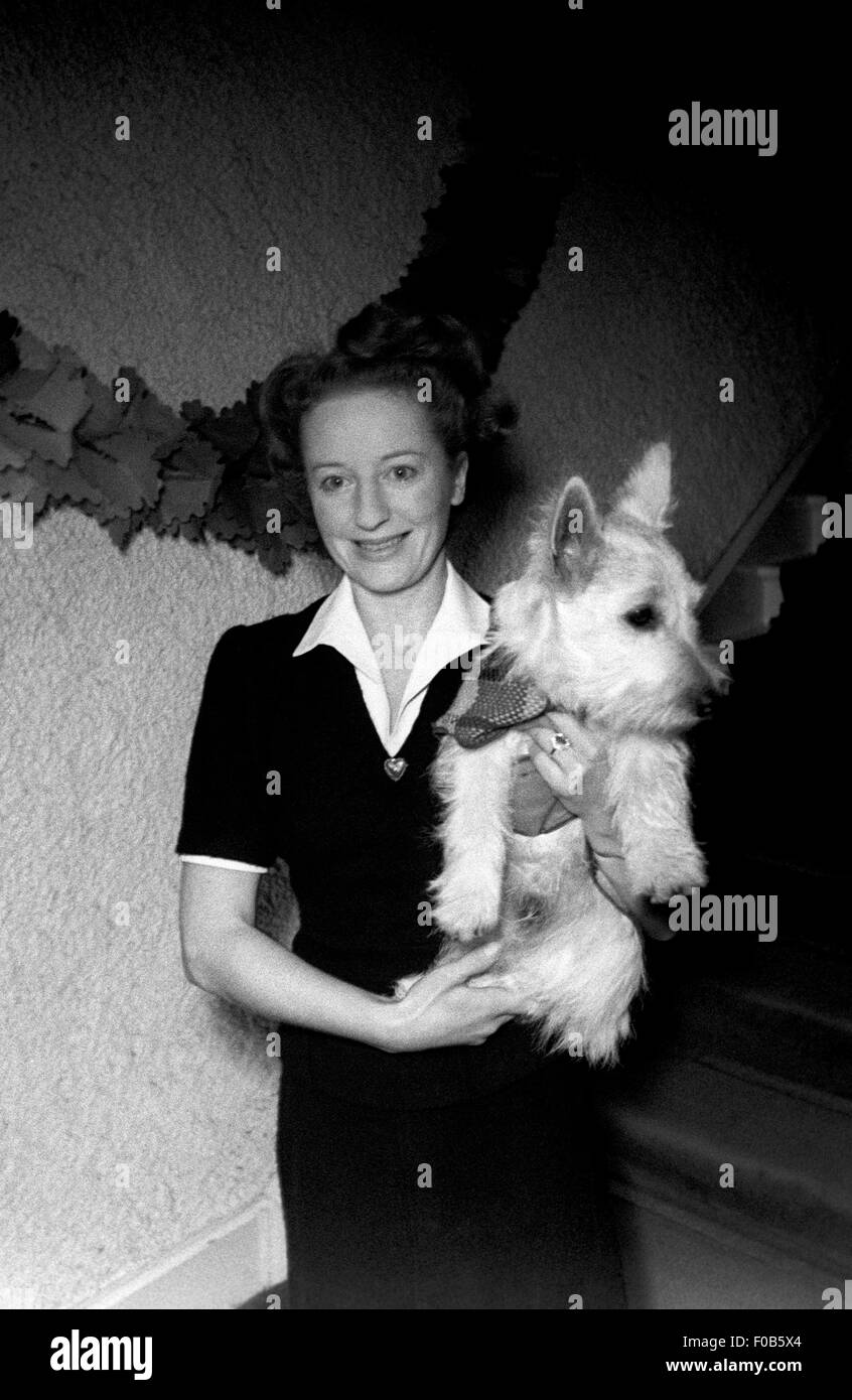 Elizabeth Hunter, wife of Prince Chula, holding her West Highland Terrier Stock Photo