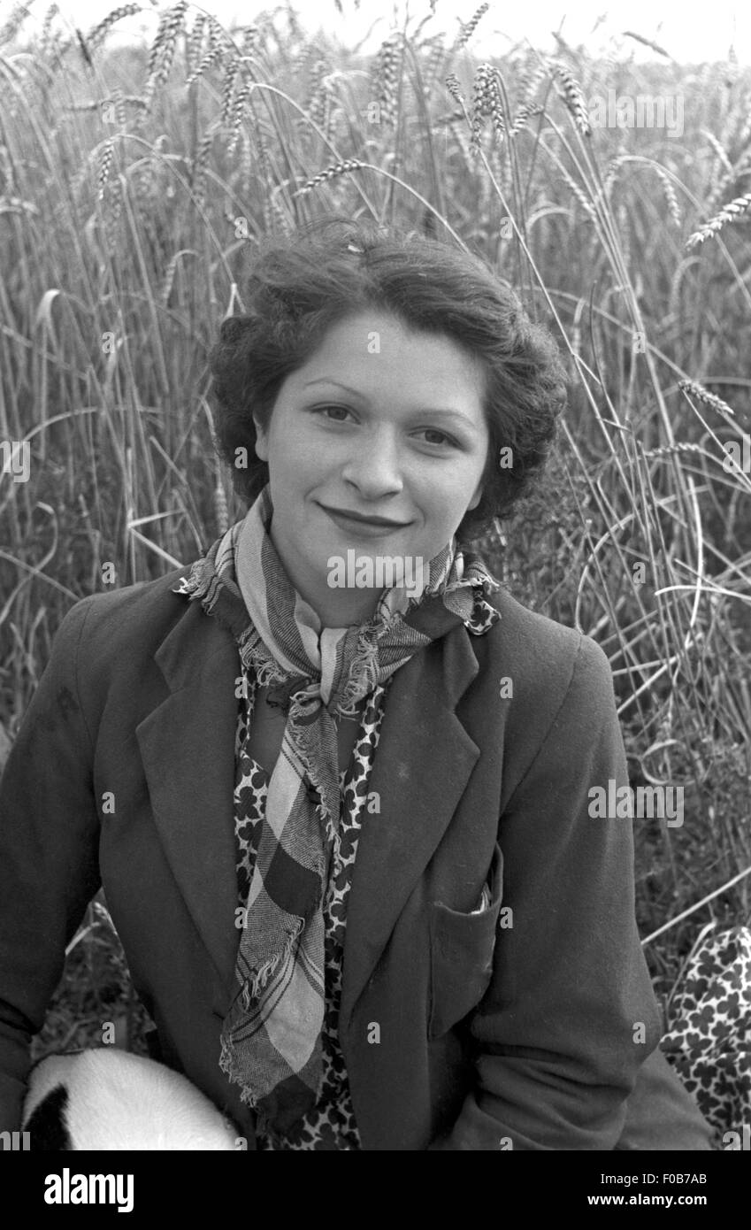 Woman 1940s Field High Resolution Stock Photography and Images - Alamy