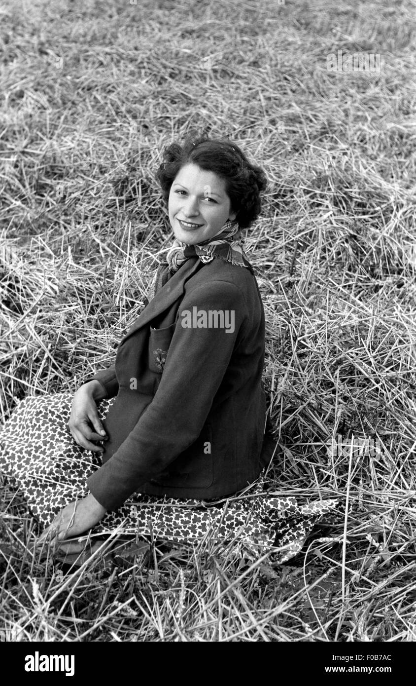 Woman 1940s elegant hi-res stock photography and images - Alamy