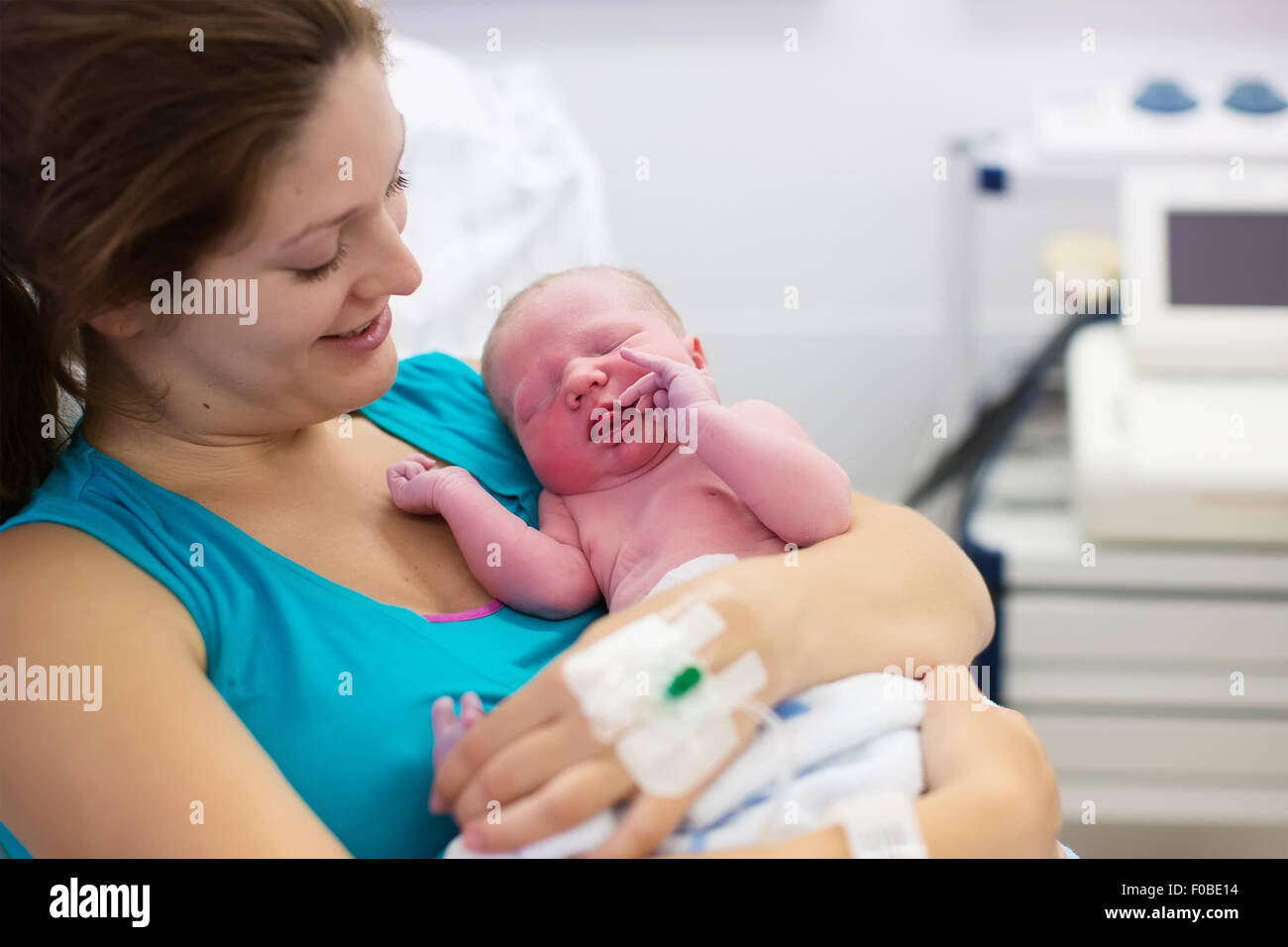 https://c8.alamy.com/comp/F0BE14/mother-giving-birth-to-a-baby-newborn-baby-in-delivery-room-mom-holding-F0BE14.jpg