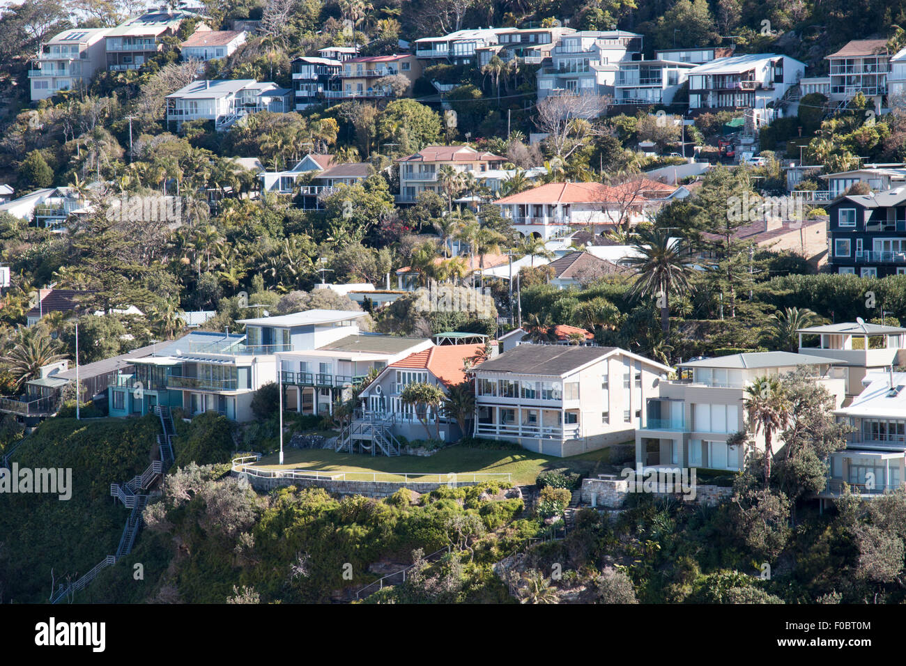 expensive waterfront homes houses surround Whale Beach, on Sydney's ...