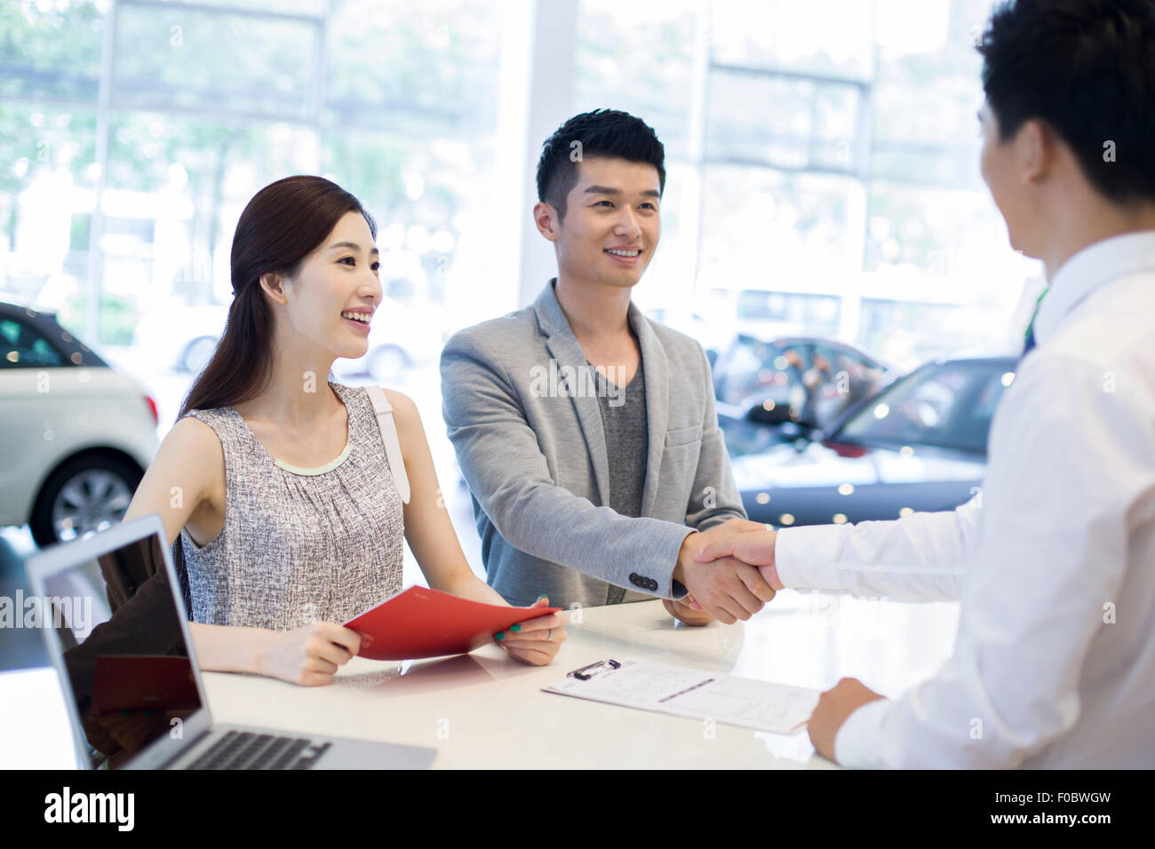 Car buying laptop hi-res stock photography and images - Alamy