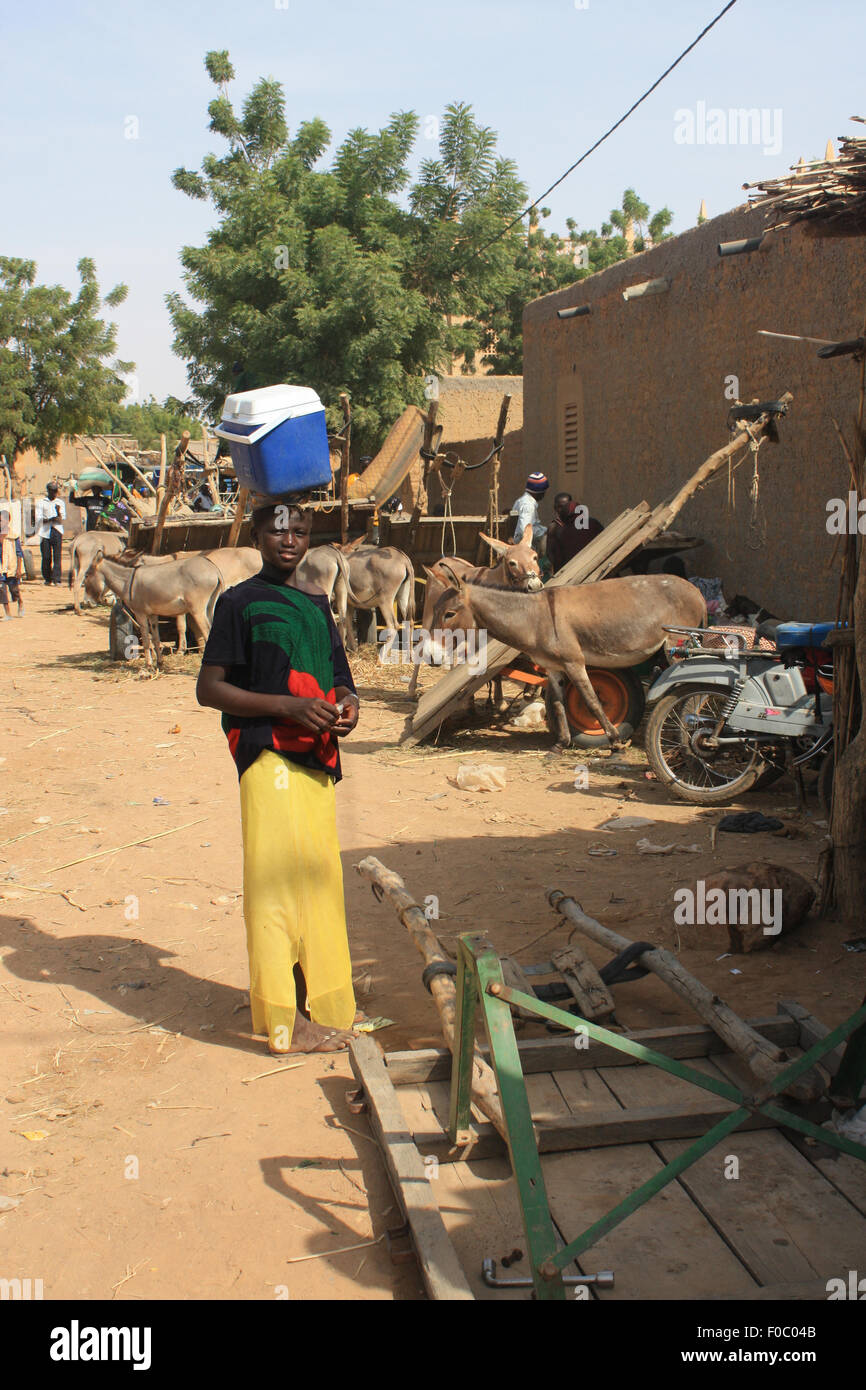 BANDIAGARA, MALI - SEPTEMBER 29, 2008:  Unidentified woman in the market in bandiagara in the Mopti region in Mali on september Stock Photo