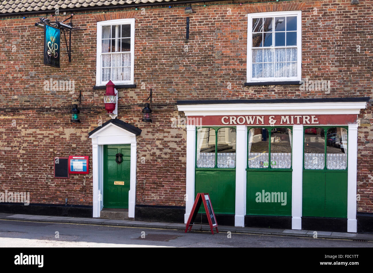 Crown & Mitre pub, Ferry Street, King's Lynn, West Norfolk, England, UK Stock Photo