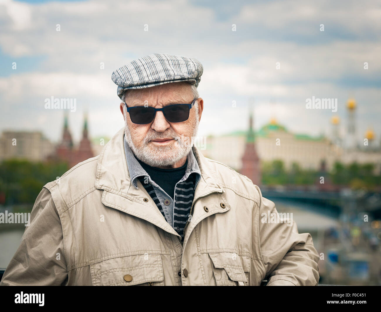 Senior man in head wear and eyeglasses in cafe · Free Stock Photo