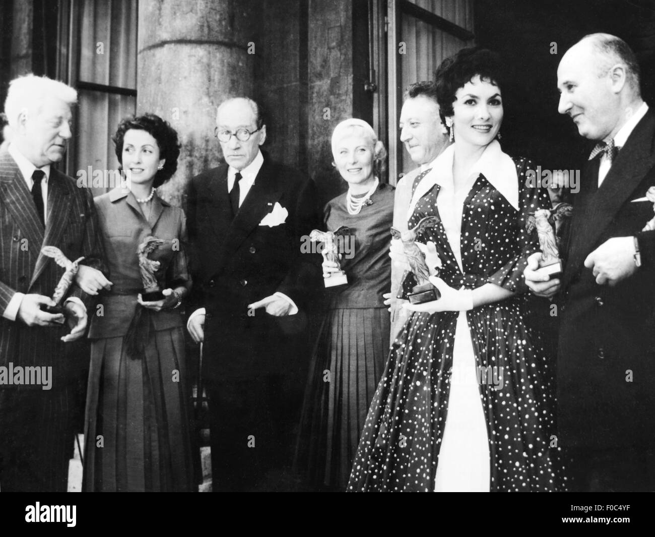 Lollobrigida, Gina, * 4.7.1927, Italian actress, half length, with Jean Gabin, Danielle Darrieux, Sacha Guitry, Michele Morgan, Minister of Trade Andre Morice, Claude Autant-Lara, at award ceremony of the 'Victoire du cinema francais', Paris, 21.6.1955, Stock Photo