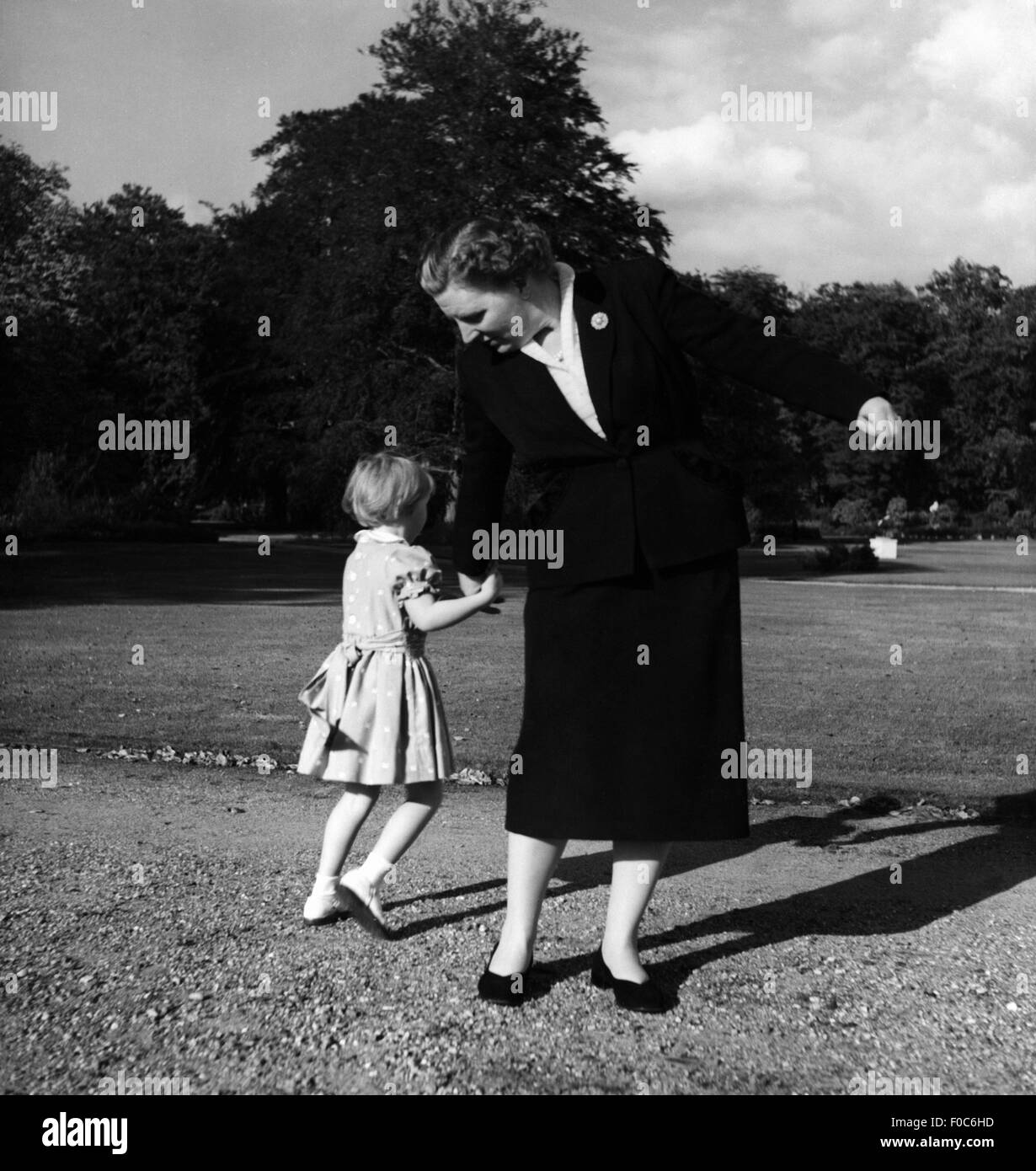 Juliana, 30.4.1909 - 20.3.2004, queen of the Netherlands 4.9.1948 - 30.4.1980, full length, with her last daughter princess Maria Christina, October 1952, Stock Photo
