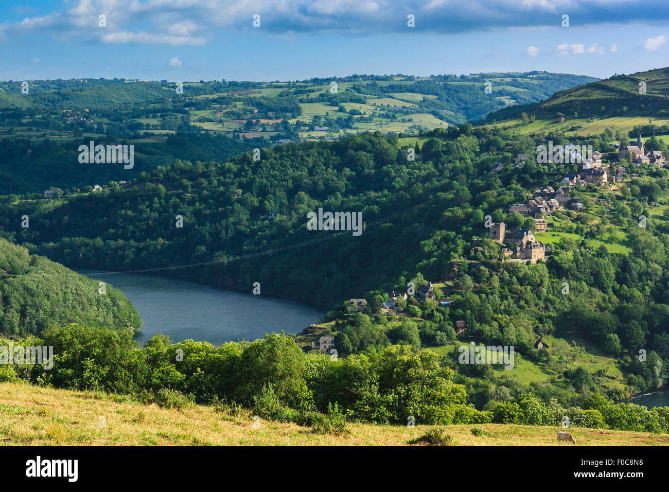 Landscape with hill and medieval houses around lake Lac de Castelnau. Formed by a dam in the river Lot, South France, Europe. Stock Photo