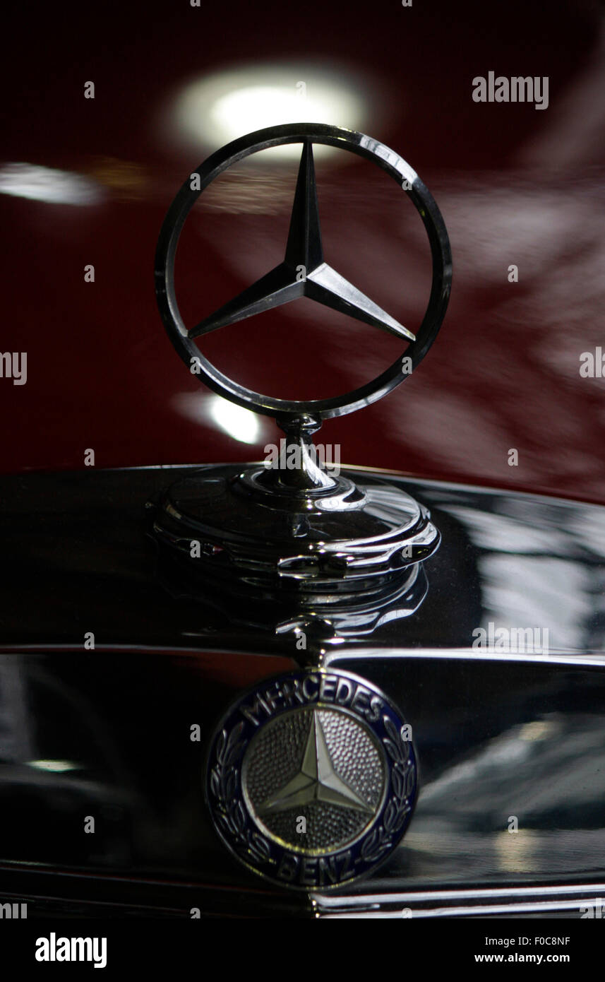 Markenname: Mercedes Stern - Mercedes Benz, Dezember 2013, Berlin Stock  Photo - Alamy