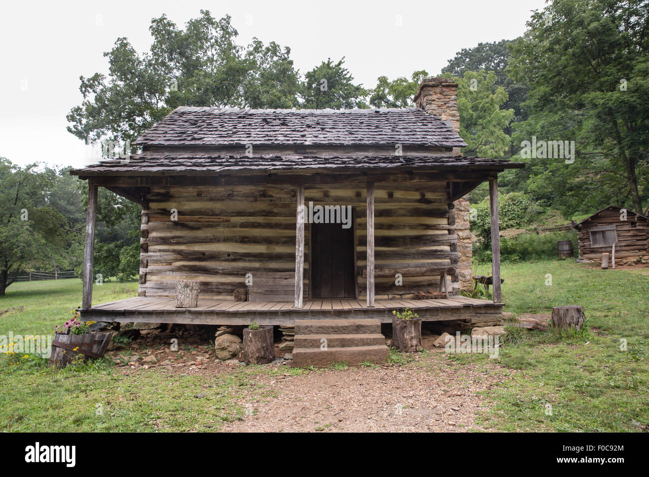 typical Appalachian mountain log cabin Stock Photo