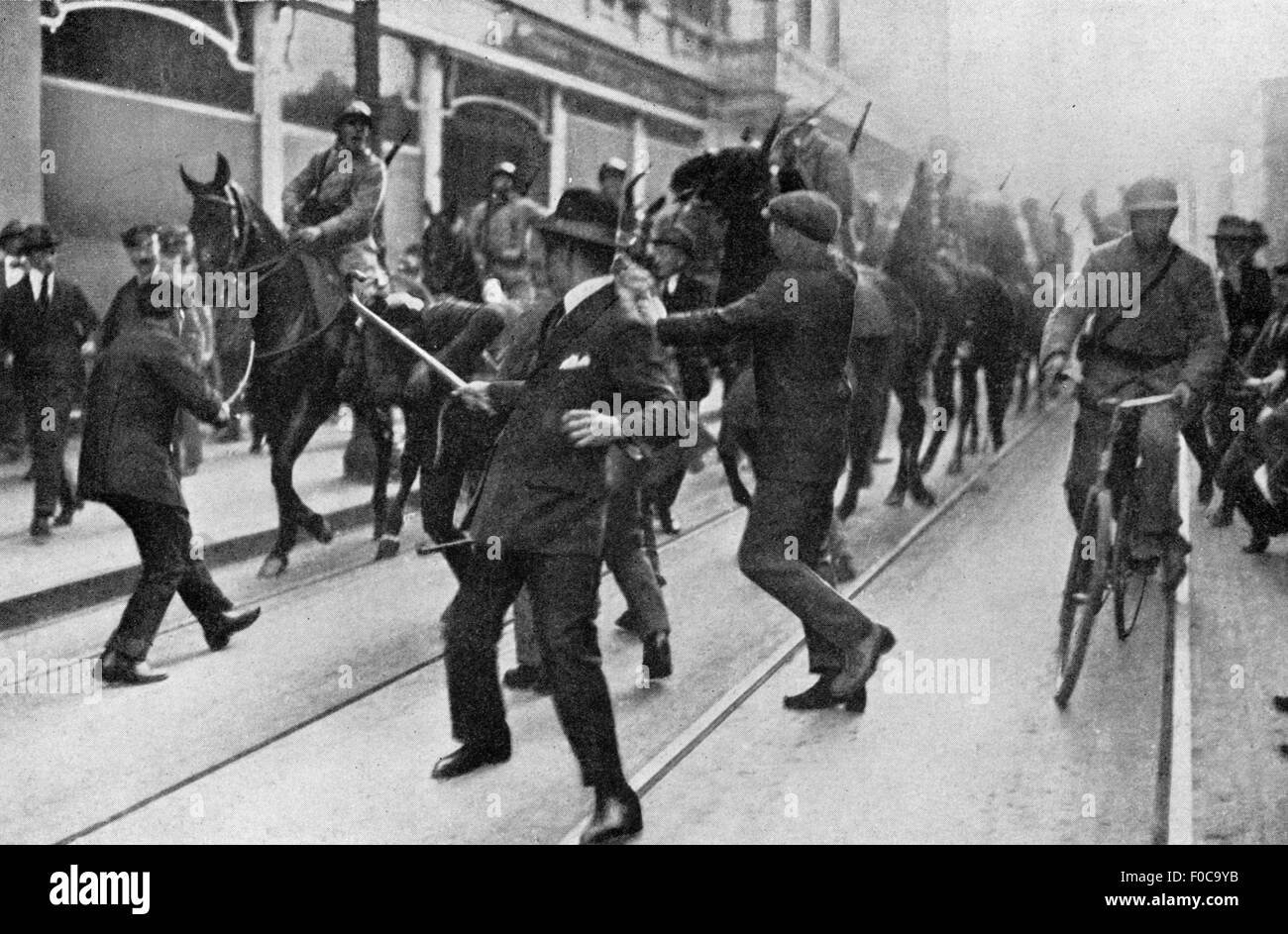 occupation of the Ruhr Area and the Rhineland 1920 - 1923,Rhenish separatists beating up a policeman,Duesseldorf,1923,French soldiers,military,occupation force,separatism,violence,violent,police,constable,men,man,crowd,crowds,crowds of people,politics,policy,Ruhr conflict,Germany,Weimar Republic,German Reich,Free State of Prussia,Rhine Province,1920s,20s,20th century,occupation,occupations,Ruhr area,Ruhr Valley,separatist,separatists,beat up,beating up,beaten up,policeman,policemen,historic,historical,Duesseldorf,Düssel,Additional-Rights-Clearences-Not Available Stock Photo