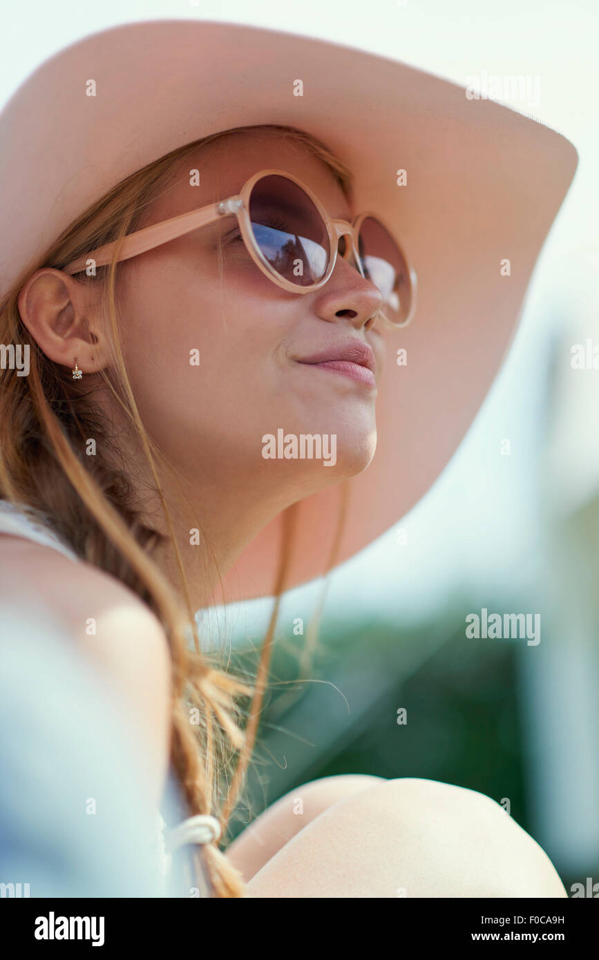 Woman wearing hat sunglasses hi-res stock photography and images - Alamy