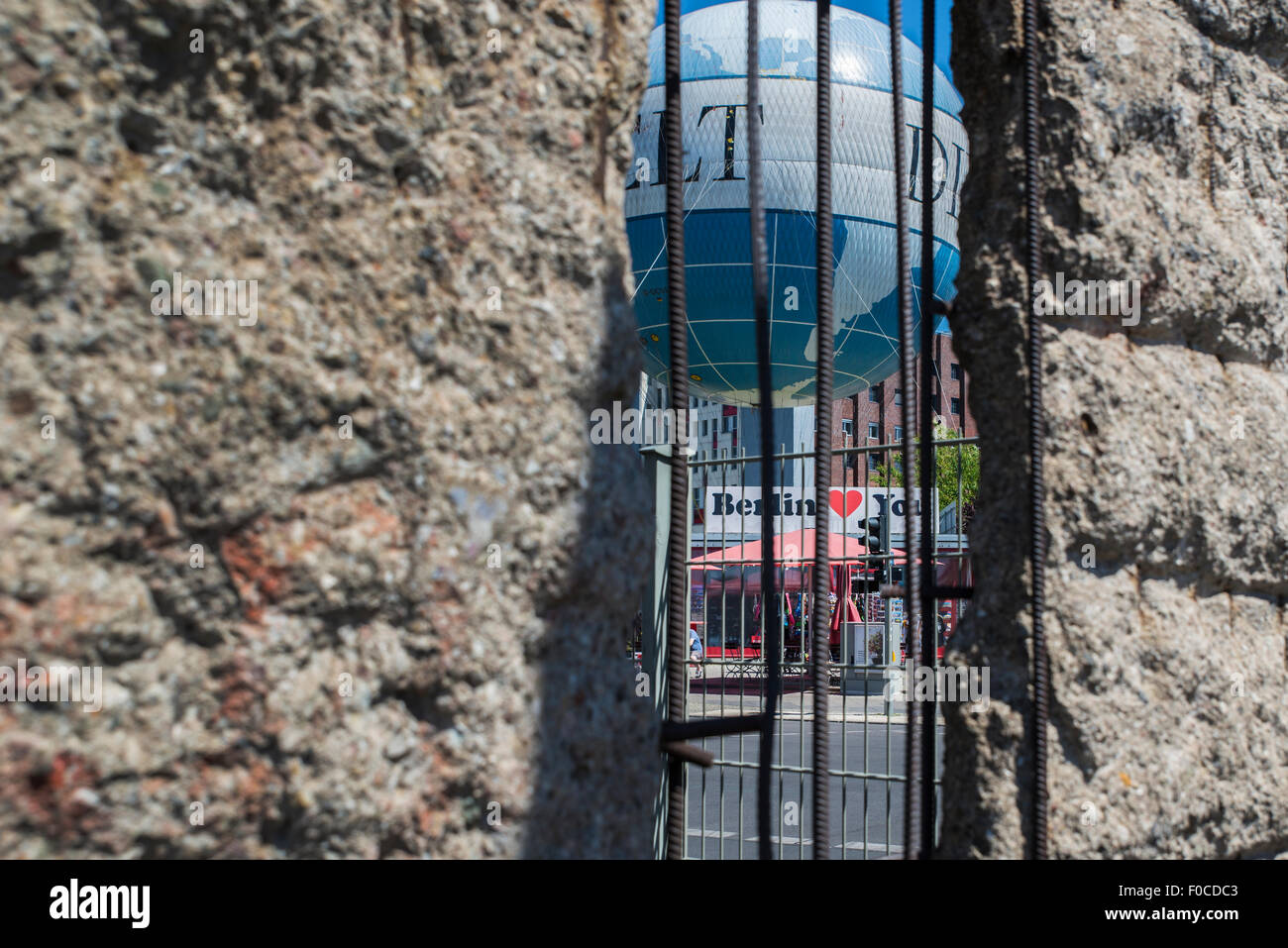 Die Wert balloon seen through a gap through the Berlin Wall Stock Photo