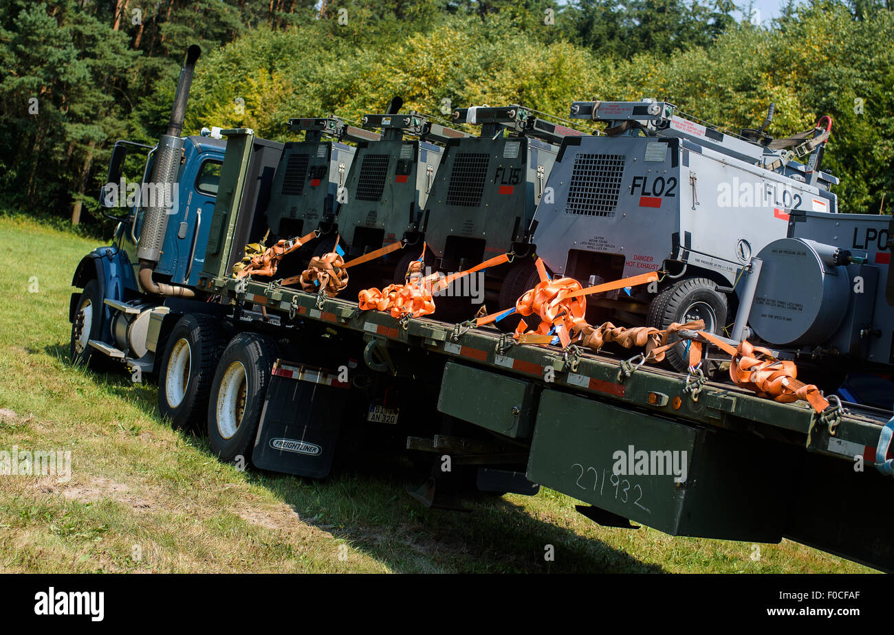 Engelmannsreuth, Germany. 12th Aug, 2015. Lighting machines are loaded on a truck in the aftermath of a crashed plane near Engelmannsreuth, Germany, 12 August 2015. A US Air Force F-16 crashed near Engelmannsreuth, Germany, on 11 August 2015. Rescue operations are still taking place. Photo: NICOLAS ARMER/dpa/Alamy Live News Stock Photo