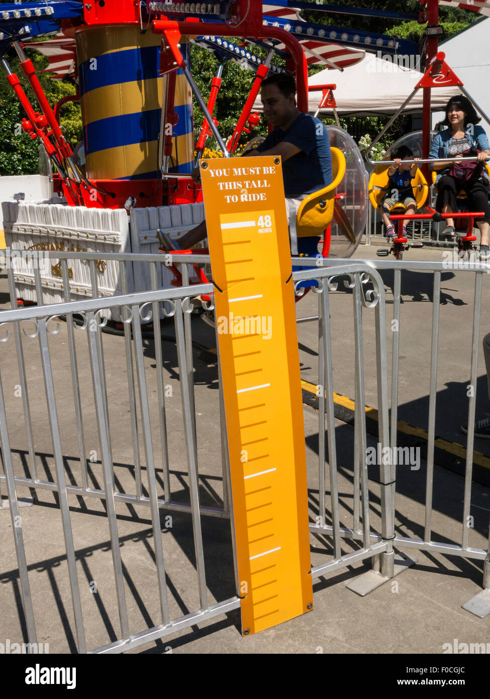 Must be this tall to ride sign hires stock photography and images Alamy