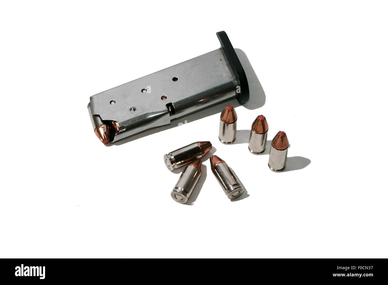 Gros plan d'une cartouche de 9 mm pour pistolet, balle isolée sur fond blanc  Photo Stock - Alamy