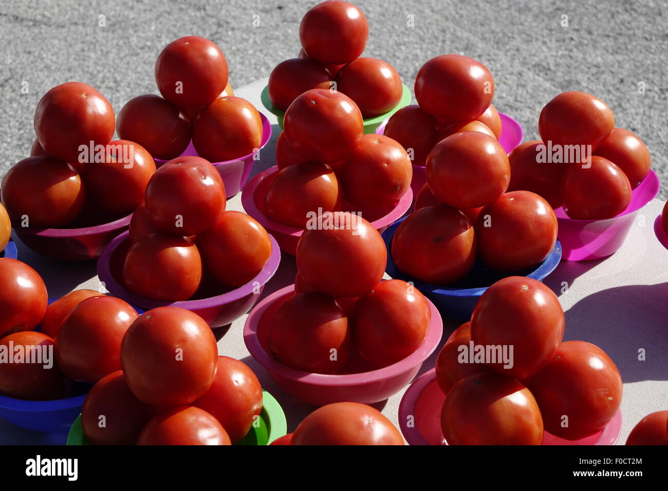 Baskets of tomatos for sale at a farmers market Stock Photo - Alamy