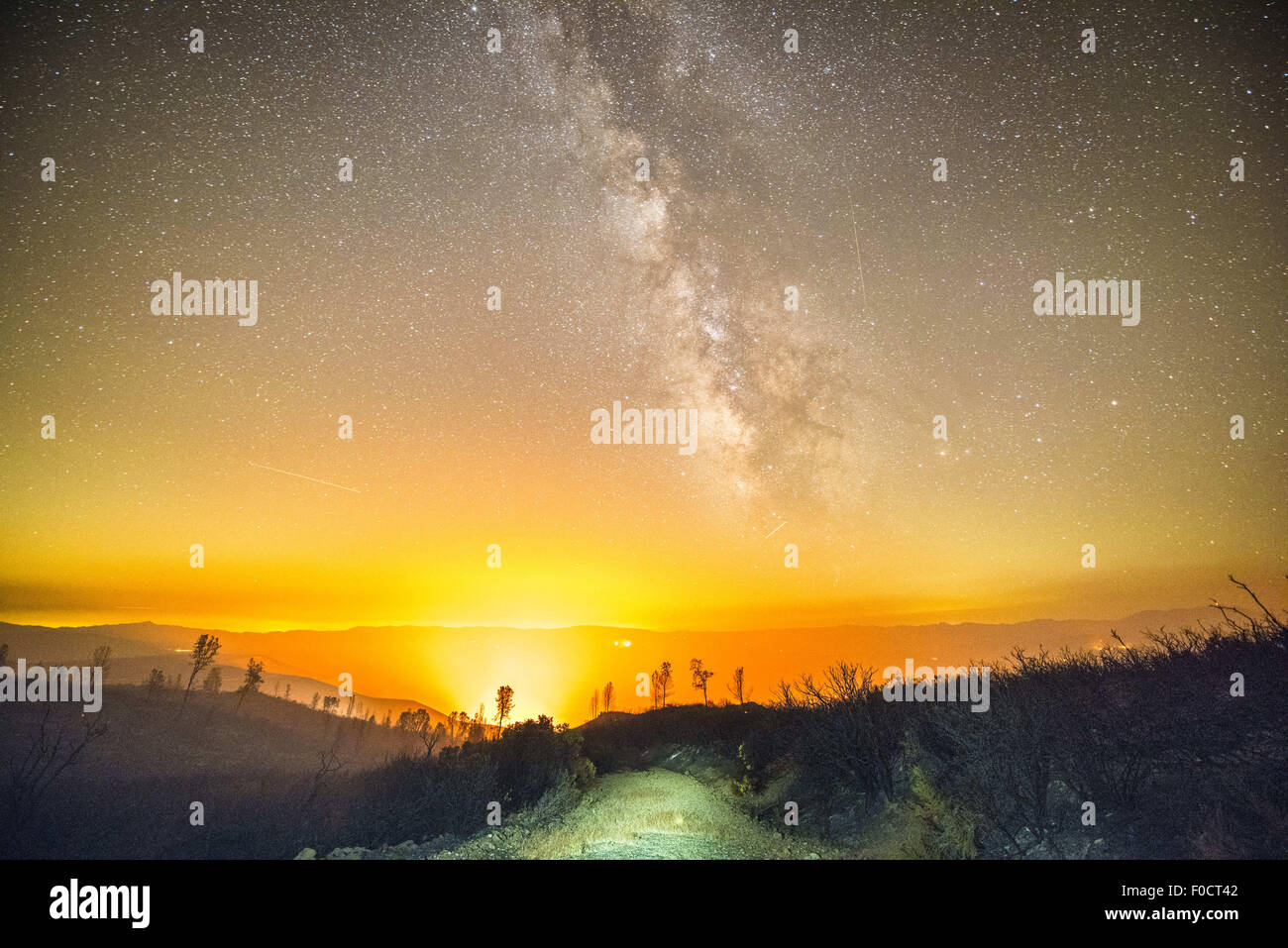 Clearlake, CA, USA. 11th Aug, 2015. The Jerusalem Fire burns south of