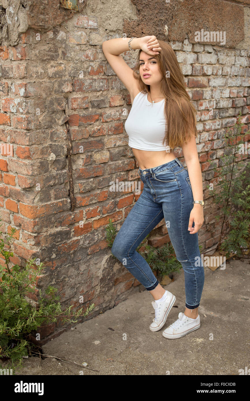 Featured image of post Outdoor Photography Poses For Female In Jeans : 500 poses for photographing men by vinh nguyen 19626 views.